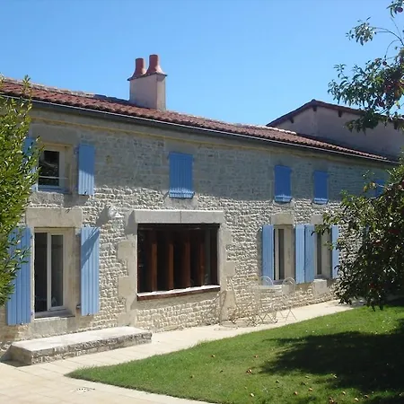 Hébergement de vacances Beautiful Renovated Farmhouse With Private Heated Pool. *