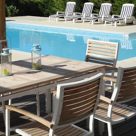 Beautiful Renovated Farmhouse With Private Heated Pool. Hébergement de vacances *