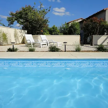 Hébergement de vacances Beautiful Renovated Farmhouse With Private Heated Pool. Saint-Pierre-d'Amilly