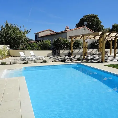 Beautiful Renovated Farmhouse With Private Heated Pool. Дом отдыха Saint-Pierre-d'Amilly