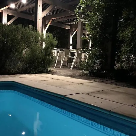 Hébergement de vacances Beautiful Renovated Farmhouse With Private Heated Pool.