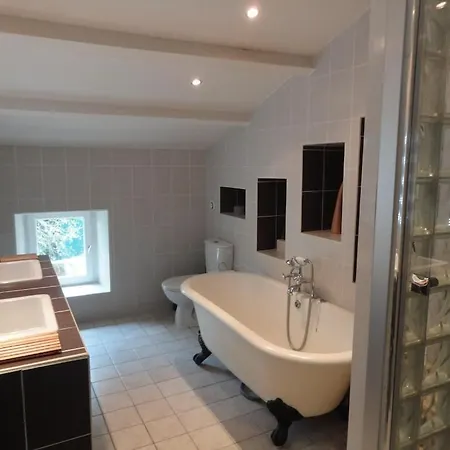Beautiful Renovated Farmhouse With Private Heated Pool. *