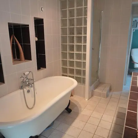 Hébergement de vacances Beautiful Renovated Farmhouse With Private Heated Pool. Saint-Pierre-d'Amilly