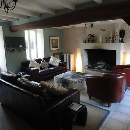 Hébergement de vacances Beautiful Renovated Farmhouse With Private Heated Pool.
