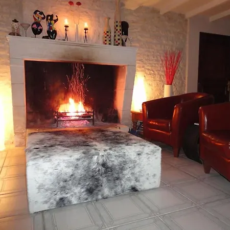 Beautiful Renovated Farmhouse With Private Heated Pool.